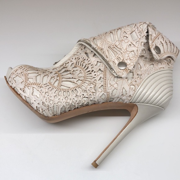 ๐HP๐Alexander McQueen Ankle boots โPIECE OF ARTโ THEY BELONG IN A MUSEUM!! - Picture 9 of 11